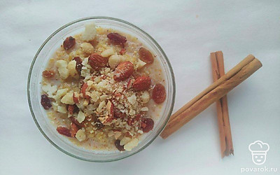 Можете сделать эту кашу шоколадной. При варке добавьте немного какао и хорошо перемешайте. Она приобретет шоколадный цвет и еще больше привлечет к себе внимание, особенно детей.