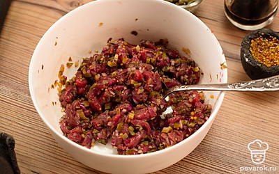 Добавьте вустерширский соус, посолите, поперчите, перемешайте и подавайте с перепелиным желтком.