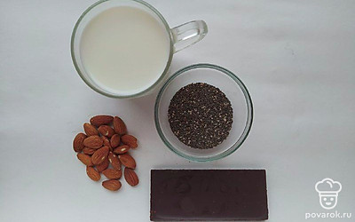 Молоко немного нагрейте в сотейнике или микроволновке.