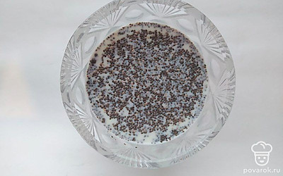 Высыпьте семена чиа в молоко, но не все сразу, а понемногу, постоянно помешивая ложкой. Оставьте их на 15 минут, чтобы впитали молоко. Периодически мешайте, иначе семена слипнутся.