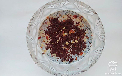 Добавьте, измельченные скалкой или в блендере, орехи и натертый на крупной терке шоколад в кашу, перемешайте.