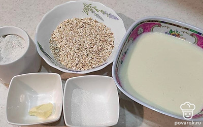 Подготовьте нужное количество овсяной крупы, сахара и молока.