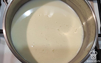 Насыпьте овсяную крупу в емкость и добавьте сахар. Тщательно размешайте и влейте молоко. Разогрейте содержимое и доведите до кипения. Варите 3-5 мин.