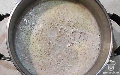 После этого выключите овсянку и дайте постоять под крышкой 10 минут. Далее можно разложить кашу по тарелкам и добить по кусочку сливочного масла.