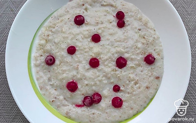 Подавайте овсяную кашу в теплом виде. Можно для украшения положить свежие или замороженные ягоды. И можете наслаждаться этим прекрасным молочным вкусом.