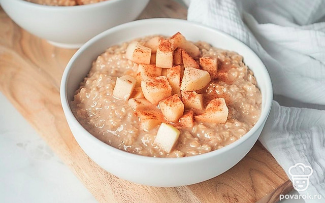 Быстрая овсянка с яблоками в микроволновке — Рецепт с фото