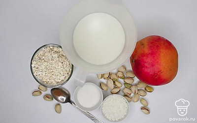 Манго помойте холодной проточной водой, почистите.