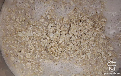 Кокосовое молоко налейте в кастрюлю, добавьте сахар, корицу и доведите до кипения. Не забывайте периодически помешивать. Как только молоко закипит, высыпьте овсяные хлопья. Доведите до кипения и варите до готовности. Время варки зависит от степени обработки овсяных зерен. Поэтому следуйте инструкции на упаковке.