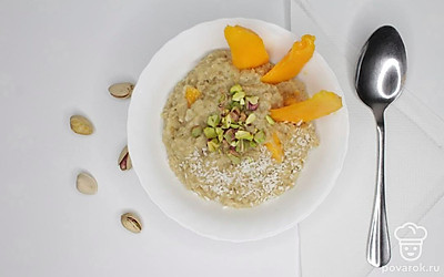 Подавайте овсянку к столу в горячем виде в качестве самостоятельного блюда. При порционной подаче выложите ее в тарелку; украсьте сверху тонкими ломтиками манго и фисташками.