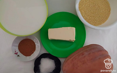 Приготовите необходимые ингредиенты для приготовления блюда: тыкву, молоко, пшеничную крупу, сливочное масло, сахар, соль и смесь специй. Тыкву очистите от кожуры и нарежьте на небольшие кубики.