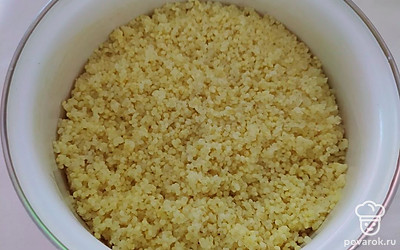 Пшеничную крупу сварите в кастрюле в течение 15-20 минут, периодически помешивая.