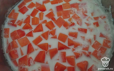 В другой кастрюле вскипятите молоко, добавьте нарезанную тыкву и варите 10-15 минут на умеренном огне.