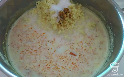 Добавьте в кастрюлю отварную пшеничную крупу, соль, сахар, специи и варите еще 10 минут. Подавайте к столу в горячем виде с кусочком сливочного масла.