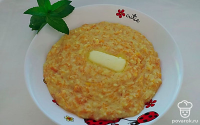 Подайте ароматную пшеничную кашу из тыквы с молоком и специями в порционных глубоких тарелках. Нарежьте кусочки белого свежего хлеба намажьте сливочным маслом, положите сверху сыр. Приготовьте душистый чай и полноценный завтрак или ужин готов.