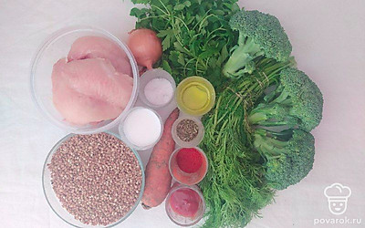 Отварите гречку, не доваривая. Брокколи аккуратно разделите на соцветия, лук мелко нарежьте, морковь натрите на крупной терке. Нарежьте мелко куриное филе.