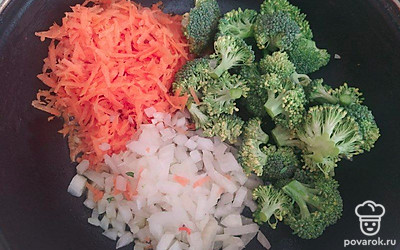 В оливковом масле потушите все овощи в течение 10 минут. Мелконарезанное филе добавьте в сковороду к овощам. Перемешайте и протушите в течение 10 минут.