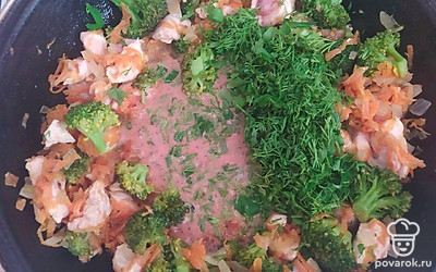 Для приготовления соуса смешайте томатную пасту со сливками, солью, перцем, базиликом и 5 мл воды. Перемешайте, вылейте в сковороду. Зелень мелко нарежьте и добавьте в сковороду. Добавьте гречку, перемешайте и тушите 10 минут.