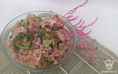 Блюдо подайте в углубленной тарелке. Украсить можно несколькими соцветиями брокколи или мелконарезанной свежей зеленью. Также можно добавить обжаренный на сухой сковороде кунжут. При к блюду можно добавить горчицу или аджику.