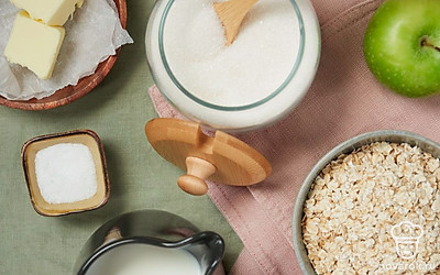 Отмерьте необходимое количество продуктов. Овсяные хлопья выложите в дуршлаг и промойте под проточной водой. Яблоки вымойте, очистите от кожуры и семян. Приготовьте мультиварку.