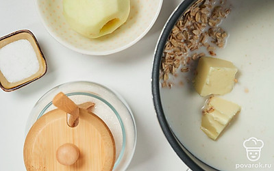 Поставьте кашу вариться. В мультиварку выложите овсяные хлопья, влейте молоко. Заправьте сливочным маслом, добавьте сахар и соль, перемешайте. Закройте крышку, выставьте режим “Молочная каша”, включите таймер на 6 минут.