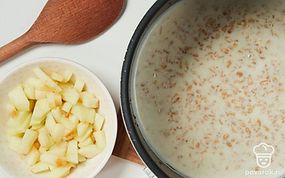 Доведите кашу до готовности. По окончании времени приготовления выключите прибор. Нарежьте яблоко кубиками и добавьте в кашу. Оставьте овсянку в мультиварке под закрытой крышкой на 5-10 минут настояться.