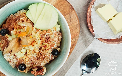 Овсяную кашу разложите по порционным тарелкам, сверху посыпьте измельченным яблоком.