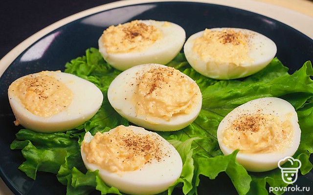 Фаршированные яйца с чесноком — Рецепт с фото