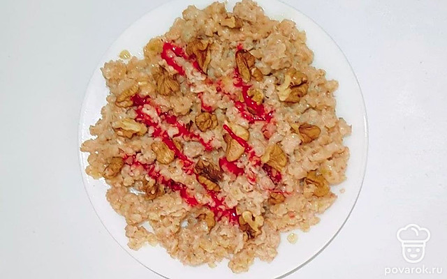 Орехово-медовая овсянка на молоке — Рецепт с фото