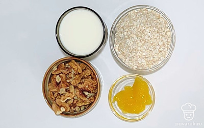Отвесьте продукты по рецепту. Орехи крупно порубите и удалите примеси, если он есть. Приготовьте посуду для каши.