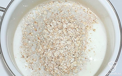 Поставьте молоко на огонь и доведите до кипения. Когда оно закипит, всыпьте овсяные хлопья. Варите 3-4 минут на медленном огне, постоянно перемешивая.