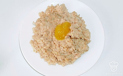 В готовую кашу добавьте мед, перемешайте. Затем аккуратно выложите орехи.