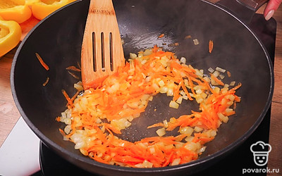 Подготовьте оставшиеся продукты и потушите перцы. Разогрейте сковороду с растительным маслом и обжарьте на ней лук и морковь в течение 5 минут. Добавьте к ним сметану и тщательно перемешайте.