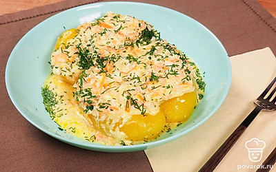 Готовые перцы выложите на порционные тарелки, полейте соусом, сверху посыпьте измельченной зеленью укропа.