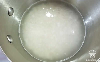 Залейте рис в кастрюле 2 стаканами кипящей воды, добавьте ½ ч.л. соли, помешивая, доведите до кипения. Уменьшите огонь до минимального, накройте кастрюлю крышкой и варите 20 минут.