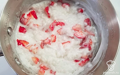 Влейте в кастрюлю кокосовое молоко, сахар по вкусу, дождитесь закипания и варите еще 10 минут. Затем добавьте в кастрюлю нарезанные ягоды клубники, перемешайте, выключите огонь и дайте каше настояться под крышкой около 10 минут.