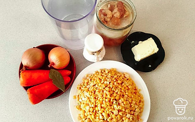 Заранее очистите лук и морковь, нарежьте лук кубиками, морковь нашинкуйте на терку.