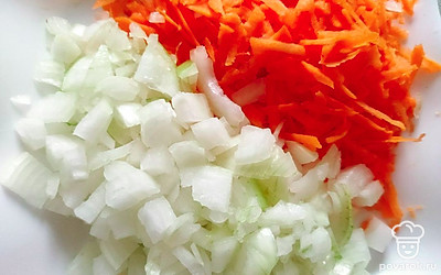 В чашу мультиварки сложите лук и морковь, обжарьте на жиру тушенки мелко нарезанный лук и натертую морковь. Добавьте тушенку и прогрейте 5-10 минут.