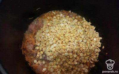 Промойте горох и положите его к тушенке с луком и морковью, добавьте воду. Готовьте на режиме «тушение» 2 часа. За 15 минут до окончания положите сливочное масло, растолките немного кашу, для мягкости.