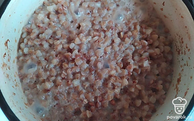 Гречку промойте, залейте водой и отварите на небольшом огне под крышкой около 40 минут. Добавьте к каше гречневое молоко и сахар, перемешайте, доведите до кипения, потомите 10 минут и снимите с огня.