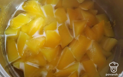 Тыкву нарежьте кубиками и отварите на воде около 10 минут до готовности. Измельчите тыкву до пюреобразного состояния и добавьте к гречке.