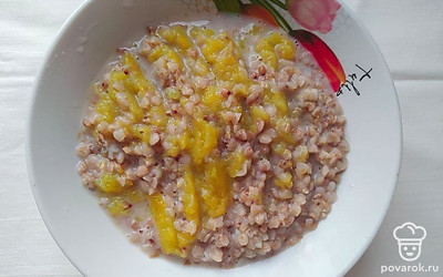 Выложите кашу в тарелку, добавьте кокосовое масло, перемешайте. Посыпьте сверху семенами льна, кунжута и цветочной пыльцой. Украсьте кашу ломтиками шоколада.