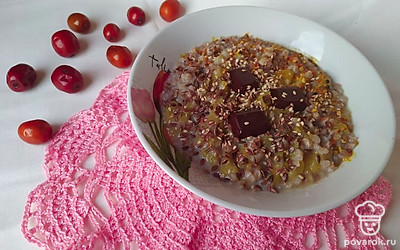 Подавайте гречневую кашу с тыквой украсив ее семенами льна, кунжута и шоколадом. Либо полейте сгущенкой и присыпьте сверху кокосовой стружкой.