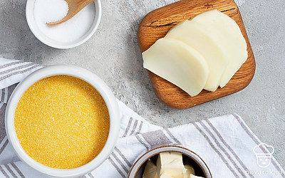 Промойте крупу. Достаньте сыр из упаковки. Выложите из холодильника сливочное масло. Приготовьте кастрюлю. Сполосните зелень для украшения, мелко ее порежьте. Вскипятите воду.