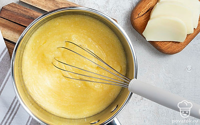 Отварите крупу. В кастрюлю насыпьте кукурузную крупу, влейте горячую воду, размешайте венчиком, поставьте на сильный огонь. Дождитесь кипения и готовьте крупу еще 20 минут на маленьком огне. Постоянно мешайте содержимое кастрюли.