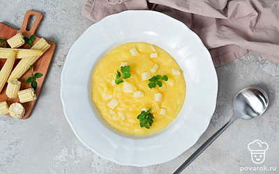 Готовую кашу разложите на тарелки, а сверху посыпьте нарезанной зеленью.