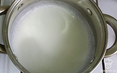 Влейте в кастрюлю с толстым дном молоко и воду. Поставьте емкость на огонь и доведите до кипения. Добавьте соль, сахар и хорошо помешайте до полного их растворения.