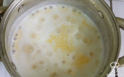 Промытую крупу добавьте в кастрюлю, тщательно перемешайте. Сделайте огонь минимальным и томите под крышкой 15-20 минут. По желанию добавьте сливочное масло.