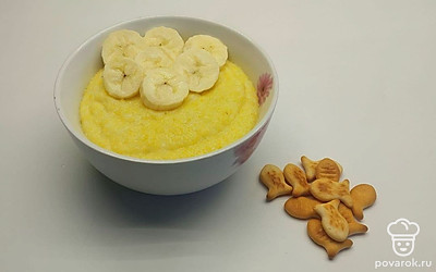 Подавайте кукурузную кашу с бананом, ягодами, сухофруктами, крекерами и сладким чаем.