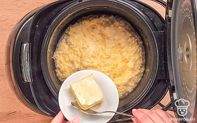 Завершите приготовление. Откройте мультиварку и добавьте кусочек масла, хорошо перемешайте. Крышку закройте, пусть каша настоится несколько минут.
