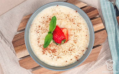 Подавать кашу нужно в горячем виде, для вкуса добавьте мед или сухофрукты. Отлично сочетаются с пшенной кашей и свежие ягоды: клубника, малина, черника.